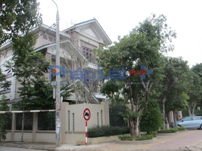 Ngôi biệt thự 3 tầng với kiến trúc tỉ mỉ nằm tọa lạc trên đường Nguyễn Tất Thành .