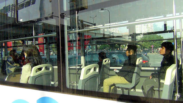 
Những hành khách đi xe buýt miễn phí đầu tiên
