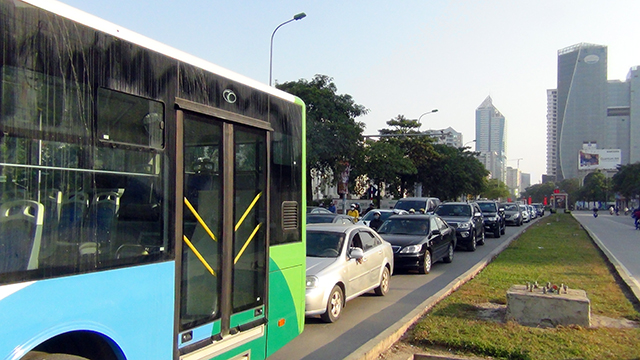 
Ô tô nối đuôi nhau phía sau xe buýt nhanh trên đường Lê Văn Lương
