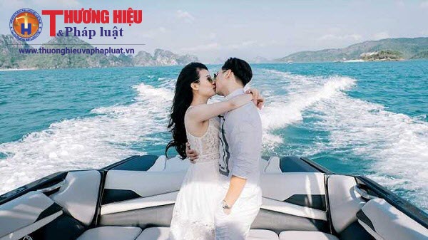 Cặp đôi thực hiện bộ ảnh cưới lãng mạn tại Quảng Ninh. Cả hai trao nhau nụ hôn ngọt ngào trên biển.