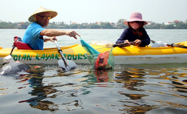 Ông Paul Lasenby (quốc tịch Anh) cho biết, đã đi du lịch nhiều nơi trên thế giới, nhưng đến Việt Nam thấy thực trạng người dân vứt rác xuống sông rất nhiều. “Qua hoạt động này, tôi cảm thấy thực sự thấy tuyệt vời. Tôi hy vọng người dân địa phương không vứt rác xuống sông để bảo vệ môi trường và các loại hải sản”.