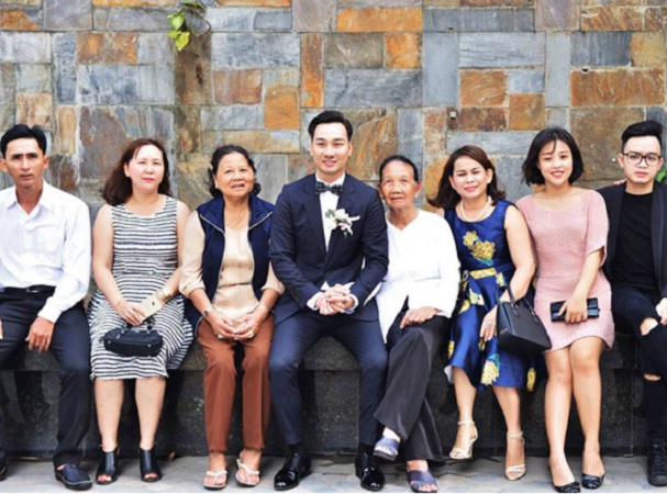 MC Thành Trung mặc vest lịch lãm trong ngày hạnh phúc và chụp ảnh cùng những người thân trong gia đình.