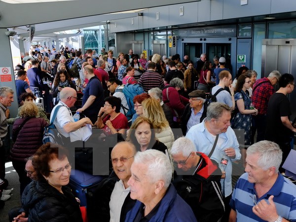 Hai sân bay lớn ở London hỗn loạn do sự cố hệ thống máy tính