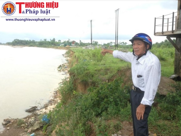 Quảng Trị: Bờ sông Thạch Hãn sạt lở nghiêm trọng đe dọa cây cầu gần 60 tỷ đồng
