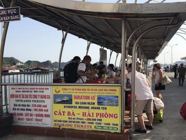 Trời nắng nóng, hàng trăm khách du lịch bị hãng tàu Mê Kông Hoàng Yến bỏ rơi tại đảo Cát Bà