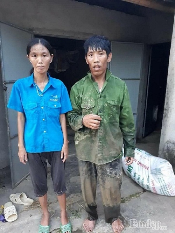 Nghệ An: Người đàn ông khù khờ đi khắp làng trên xóm dưới rao bán nhà lấy tiền đưa vợ đi chữa bệnh
