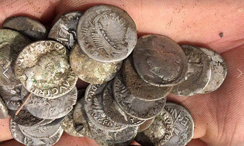 Đồng xu La Mã được phát hiện trên cánh đồng ở Anh. Ảnh: South West News Service.