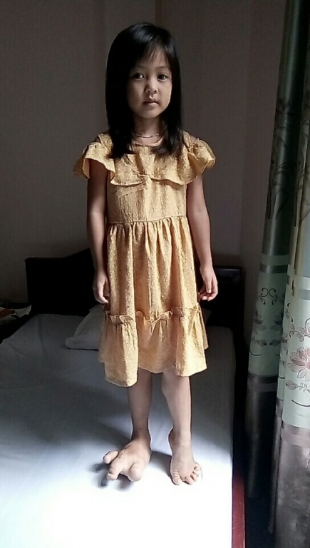 Nghẹn lòng bé gái 5 tuổi với ước mơ được... mặc quần dài