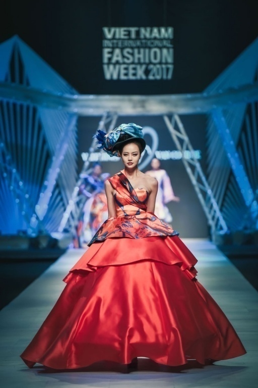 Vietnam-International-Fashion-Week-2017_NTK-Valentines-Vân-Nguy-n2