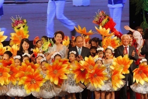 6 Thủ tướng Nguyễn Xuân Phúc chúc mừng Hiền Anh trong chương trình Vang mãi bài ca Tháng 10