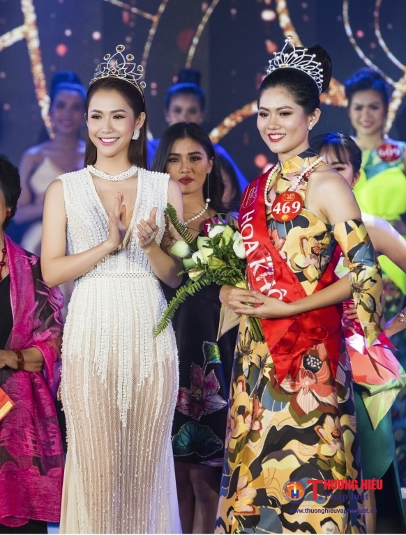 1 Trao vuong mien cho Hoa khoi Miss Photo 2017 Vu Huong Giang