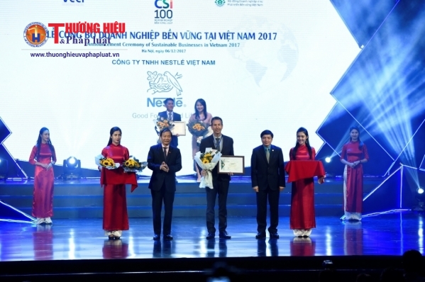 ng Pierre-Emmanuel Morin, Giám đốc Nhà Máy Nestle Bông Sen, đại diện công ty nhận giải thưởng từ ban tổ chức