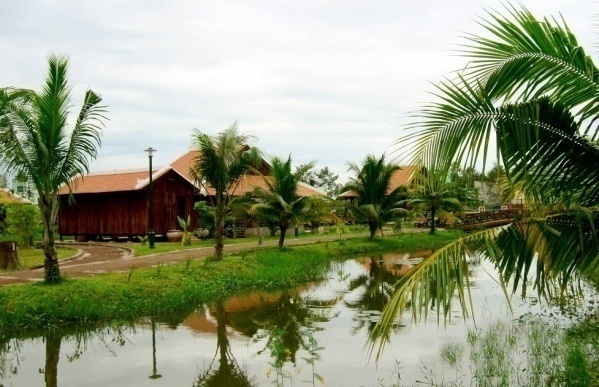 Các căn nhà gỗ tại làng Hòa An xưa trong Khu di tích Nguyễn Sinh Sắc