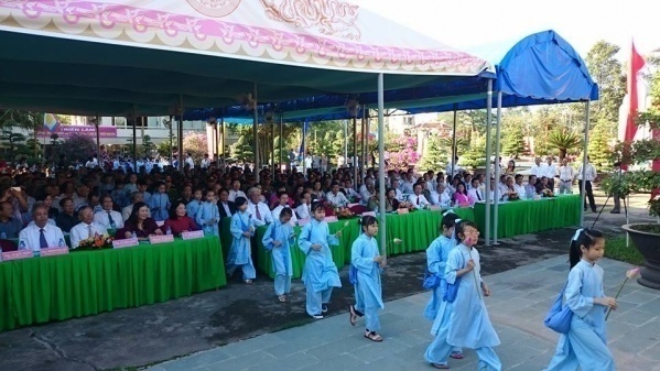 i biểu tham dự và dâng hoa sen tại Lễ giỗ cụ Nguyễn Sinh Sắc