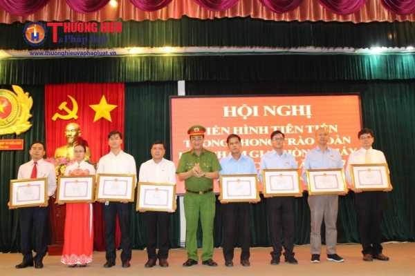 Ông Ko Chung Chih - Phó tổng giám đốc Vedan (ngoài cùng bên phải) nhận chứng nhận đạt đơn vị điển hình tiên tiến về PCCC năm 2017.