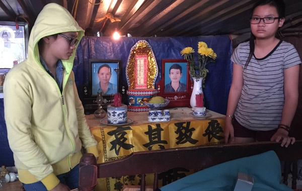 Cha mẹ mất, ba đứa trẻ vật lộn trong căn nhà dột nát giữa Sài Gòn
