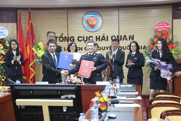 Phó Tổng cục trưởng Nguyễn Dương Thái và ông Nguyên Phi Hùng- Phó TGĐ ngân hàng Mizuho chi nhánh TP.HCM ký kết bản thỏa thuận.