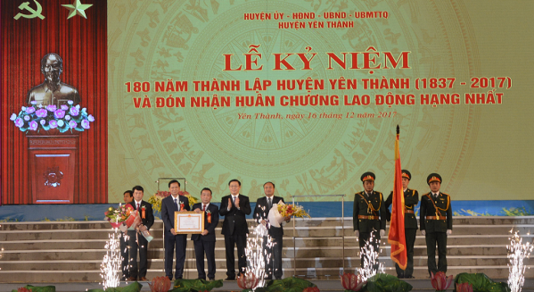 Phó TT Vương Đình Huệ trao huân chương lao động hạng nhất cho Nhân dân và cán bộ huyện Yên Thành