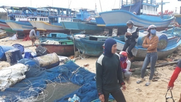 Hàng chục hộ dân nuôi cá lồng bè ở đảo Phú Quý bị thiệt hại do bão số 15. Ảnh: Báo Thanh niên.