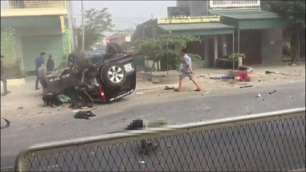 Ôtô đâm trực diện xe máy, 2 người tử vong