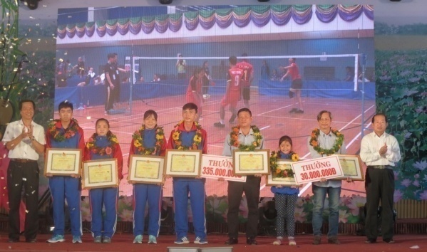 Phó Chủ tịch UBND tỉnh Đoàn Tấn Bửu (phải) và Giám đốc Sở VHTTDL Nguyễn Ngọc Thương (trái) tặng Bằng khen và tiền thưởng cho các HLV, VĐV đạt thành tích cao trong năm 2017