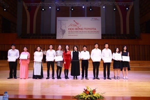 Bà Đỗ Thu Hoàng Phó TGĐ TMV và Bà Lê Thị Thu Hiền Vụ trưởng Vụ Đào tạo - Bộ VHTT & DL (chính giữa) trao tặng học bổng cho sinh viên
