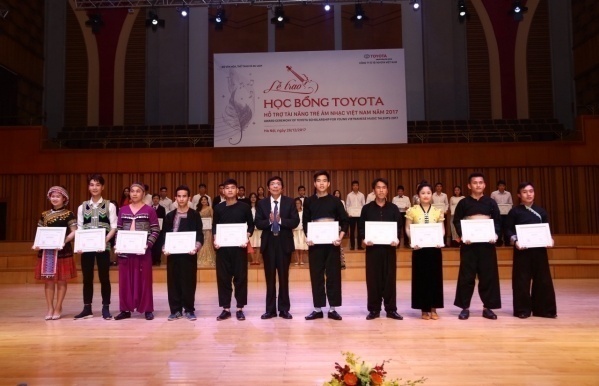 ng Lâm Chí Quang (giữa) Cố vấn cấp cao của TMV trao tặng Học bổng cho các em sinh viên