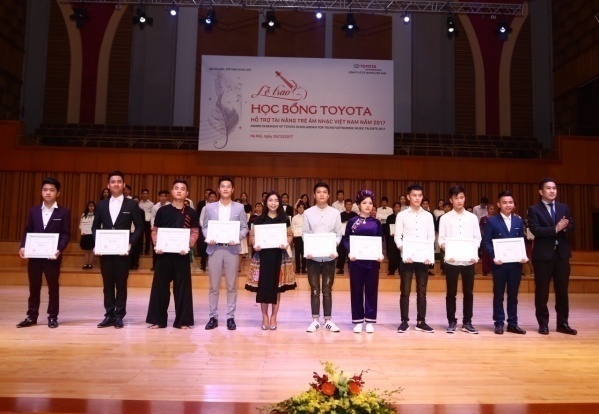 ng Shinjiro Kajikawa - Phó Giám đốc Khối Hoạch định Chiến lược TMV (ngoài cùng bên phải) trao Học bổng cho các em SV