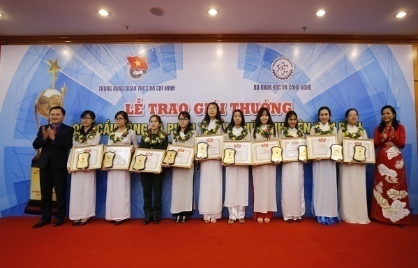 Bà Trần Uyên Phương – Phó Tổng giám đốc Tập đoàn Tân Hiệp Phát trao phần thưởng Nữ sinh viên tiêu biểu trong lĩnh vực kỹ thuật lần thứ 19