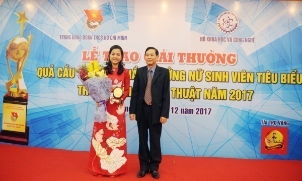 Bà Trần Uyên Phương nhận hoa và kỷ niệm chương từ BTC chương trình
