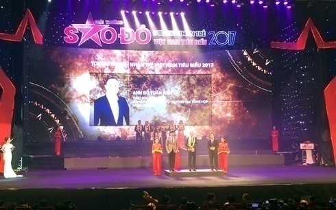 Các doanh nhân trẻ Việt Nam đón nhận Giải thưởng Sao Đỏ 2017. Ảnh: VOV.