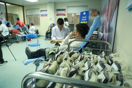 Hà Nội: Hàng dài người nhóm máu O đổ về Viện Huyết học hiến máu