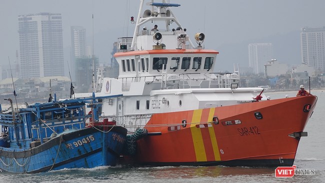 Tàu SAR 412 cứu hộ thành công 11 ngư dân và tàu cá bị trôi tự do trên biển