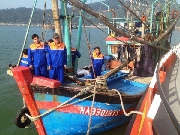 cứu nạn 10 thuyền viên, tàu cá bị nạn