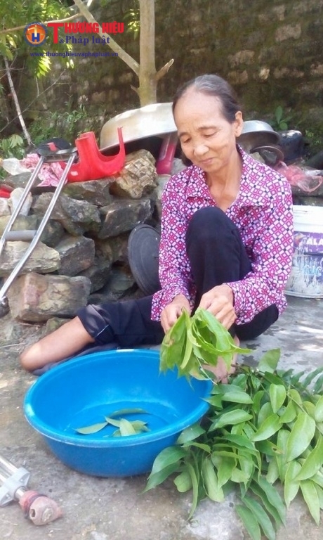 Bà Lê Thị Thuận chuẩn bị bữa cơm cho cả gia đình điên loạn của mình.