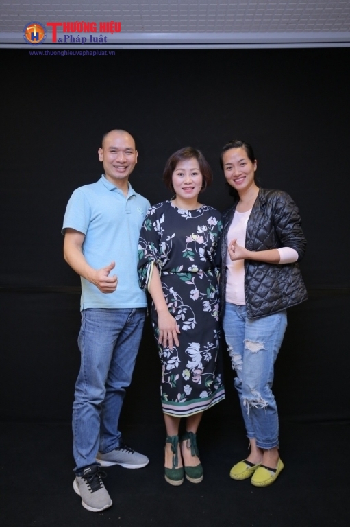 Thạc sĩ Cao Thanh Thủy và vợ chồng anh Phan Hữu Lâm - chị Nguyễn Thị Quỳnh Hương.