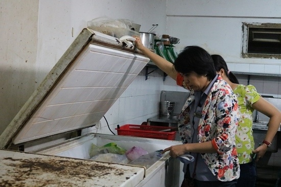 Đoàn thanh kiểm tra của Sở Y tế tỉnh Bình Định thường xuyên tổ chức kiểm tra khu vực bảo quản thực phẩm của một cơ sở sản xuất thực phẩm.