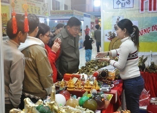 Người dân thành phố Đà Nẵng đến tham quan, mua sắm tại Hội chợ.