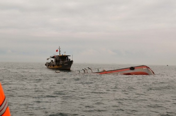 cứu sống 8 ngư dân, chìm tàu, vùng biển Quảng Ninh