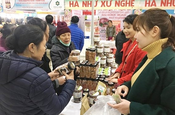 Người tiêu dùng tham quan và mua các sản phẩm tại hội chợ