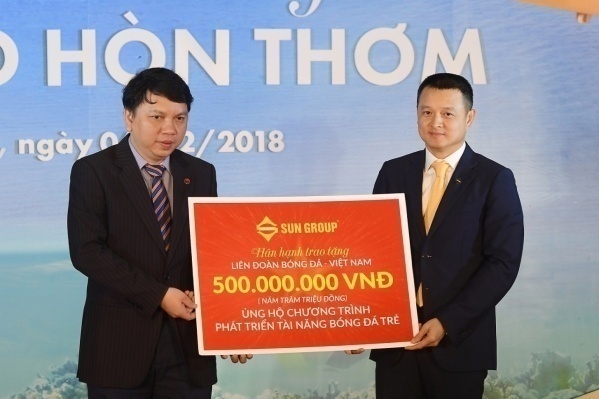 TGĐ Sun Group Đặng Minh Trường trao tặng 500 triệu đồng cho VFF