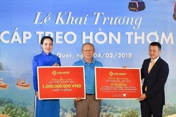 HLV Park đại diện U23 Việt Nam nhận quà tặng 1 tỷ đồng và voucher nghỉ dưỡng do Sun Group trao tặng