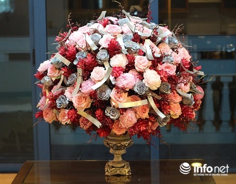 Ngắm bó hoa hồng màu bạc giá 65 triệu đồng đại gia mua tặng vợ dịp Valentine