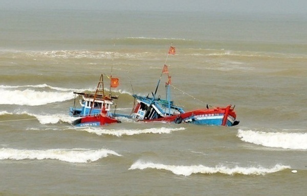 chìm tàu cá, 11 ngư dân Quảng Ngãi được cứu sống