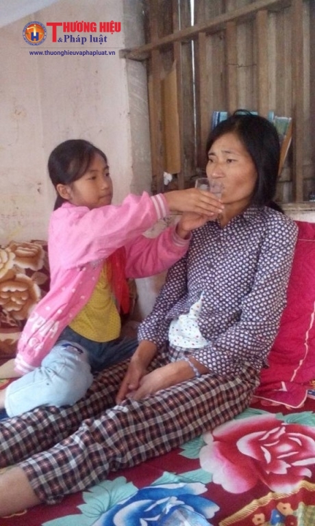 Cháu Phương Thùy đang chăm sóc cho người mẹ mắc căn bệnh ung thư cổ tử cung.