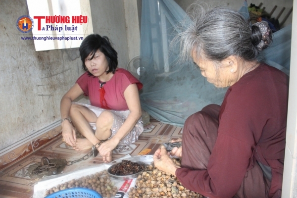 Bà Nguyễn Thị Tách bên người con gái điên dại