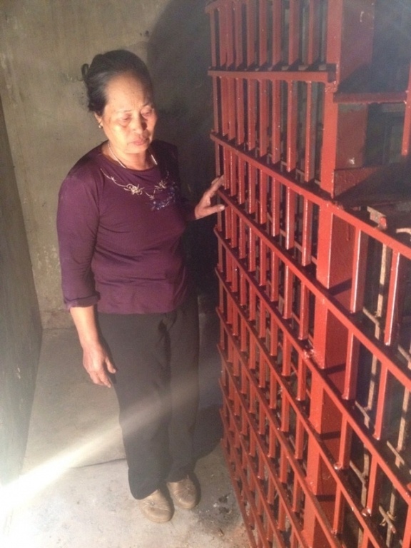 Bà Thuận bên chiếc cũi sắt nhốt cậu em trai suốt 24 năm qua.