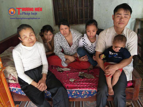 Trong gia đình 6 người, chỉ có chị Hoa và con trai út 19 tháng tuổi có đôi mắt bình thường.