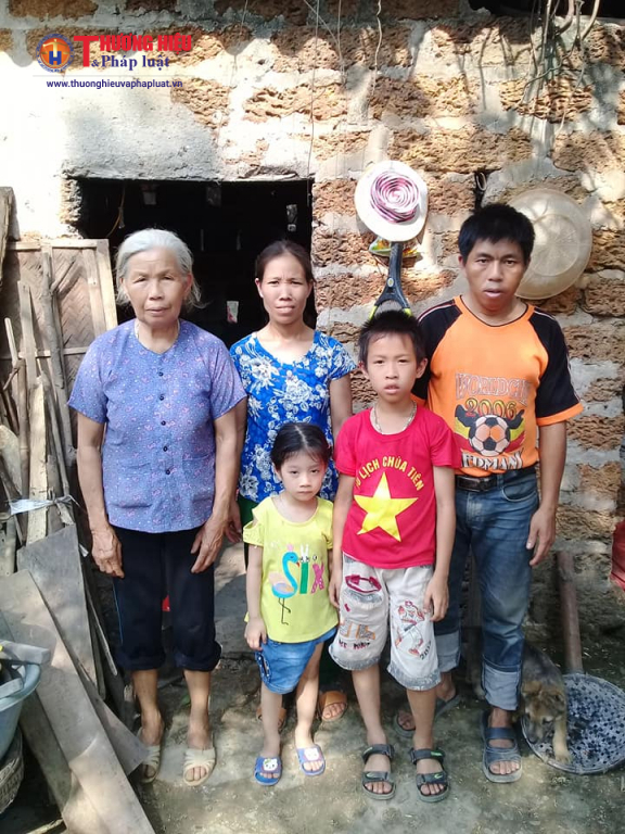 Gia đình 5 người mắc nhiều bệnh tật của anh Nguyễn Minh Cường và chị Lê Thị Hương.