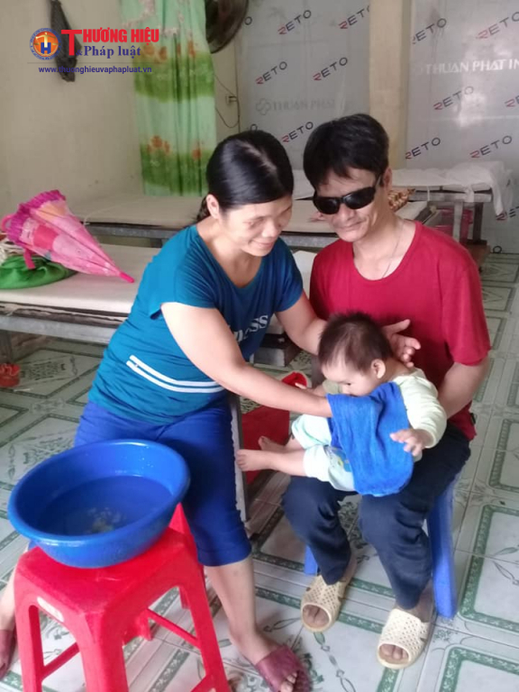 Anh Lai và chị Hợi đang chăm sóc dỗ dành con gái 8 tháng tuổi.